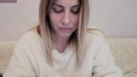 Snapshot of mollyforyou chatting on January 10, 2026, 8:10 pm Nica follow me online show from January 10, 2026, 8:10 pm