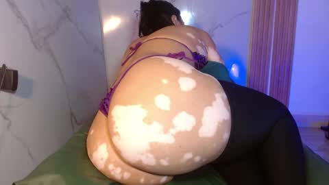 Snapshot of mollyguns chatting on May 5, 2026, 6:49 pm MOLLY GUNSG online show from May 5, 2026, 6:49 pm