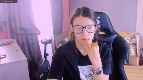  KIRA  online show from April 1, 2026, 5:08 am