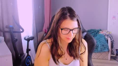  KIRA  online show from April 4, 2026, 9:07 am