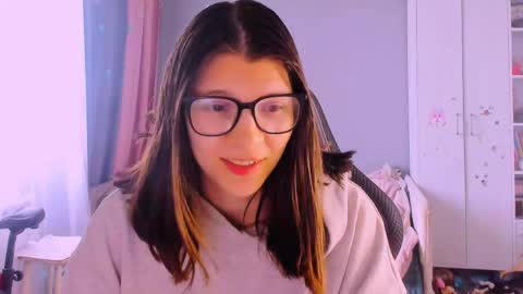  KIRA  online show from May 25, 2026, 4:18 am