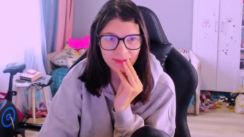  KIRA  online show from May 26, 2026, 2:07 am