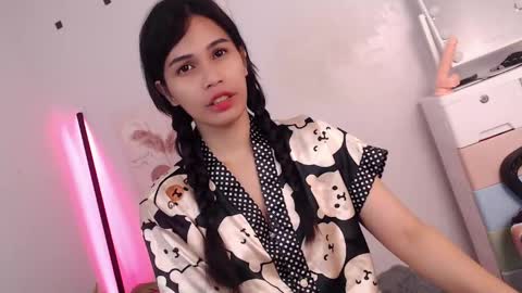 MOMIKHEM online show from May 4, 2026, 3:41 pm