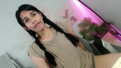 MOMIKHEM online show from May 14, 2026, 4:47 pm