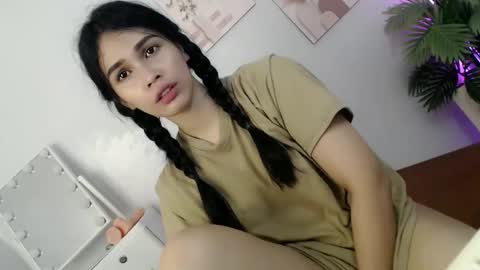 MOMIKHEM online show from May 26, 2026, 6:31 am