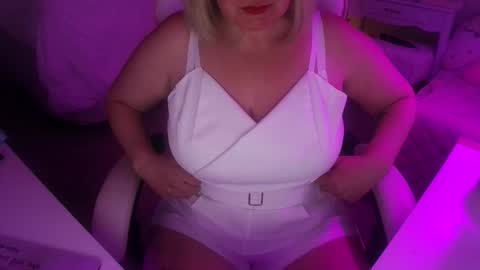 Snapshot of mommy_julia chatting on May 4, 2026, 11:06 am Mommy Julia online show from May 4, 2026, 11:06 am