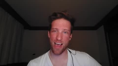 Snapshot of moms_little_monster chatting on November 6, 2025, 8:10 pm moms_little_monster online show from November 6, 2025, 8:10 pm