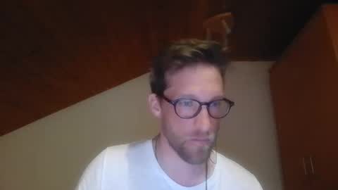 Snapshot of moms_little_monster chatting on November 11, 2025, 9:04 pm moms_little_monster online show from November 11, 2025, 9:04 pm