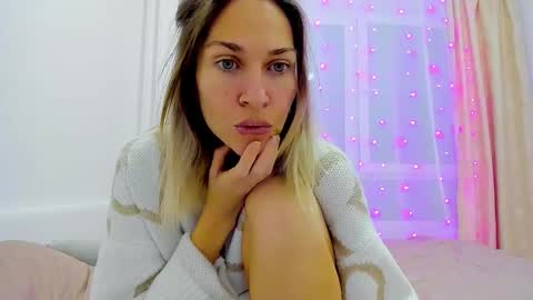 Snapshot of mona_cruz chatting on December 14, 2024, 8:18 pm Mona online show from December 14, 2024, 8:18 pm