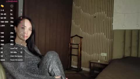 monica_weisss online show from April 25, 2026, 6:16 pm