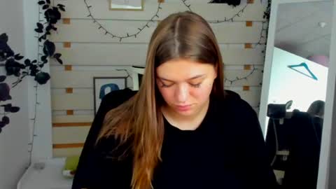 Snapshot of monika_youu chatting on April 11, 2026, 7:24 am Monika online show from April 11, 2026, 7:24 am