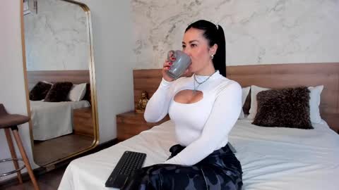 Snapshot of moniquemilff chatting on February 16, 2025, 9:05 pm Monique online show from February 16, 2025, 9:05 pm