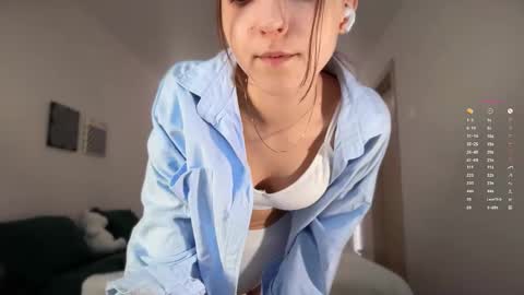 Snapshot of monnymoonn chatting on October 29, 2025, 5:20 am Mary online show from October 29, 2025, 5:20 am