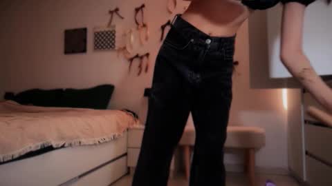 Snapshot of monnymoonn chatting on December 20, 2025, 9:49 am Mary online show from December 20, 2025, 9:49 am