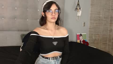 Snapshot of moon__april chatting on October 9, 2025, 8:18 pm Elizabeth  online show from October 9, 2025, 8:18 pm