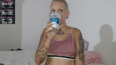 Snapshot of moon_cat85 chatting on January 5, 2025, 4:38 pm Luna online show from January 5, 2025, 4:38 pm