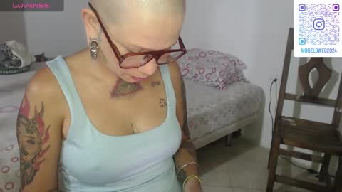 Snapshot of moon_cat85 chatting on January 19, 2025, 10:39 pm Luna online show from January 19, 2025, 10:39 pm