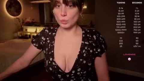 Luna  online show from October 13, 2025, 2:50 pm