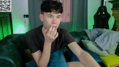 moon_gloww online show from March 1, 2026, 3:52 am