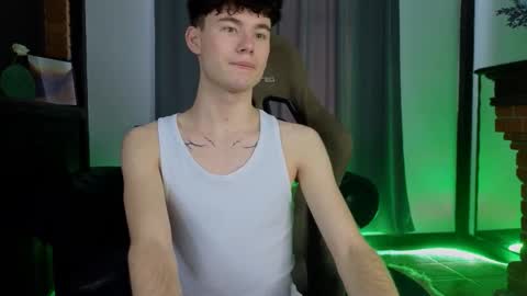 Snapshot of moon_gloww chatting on March 4, 2026, 4:51 am moon_gloww online show from March 4, 2026, 4:51 am