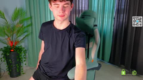 Snapshot of moon_gloww chatting on April 6, 2026, 4:46 am moon_gloww online show from April 6, 2026, 4:46 am