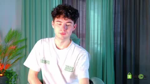 Snapshot of moon_gloww chatting on April 8, 2026, 2:11 am moon_gloww online show from April 8, 2026, 2:11 am