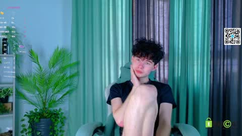 Snapshot of moon_gloww chatting on April 9, 2026, 5:18 am moon_gloww online show from April 9, 2026, 5:18 am