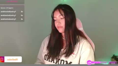 Snapshot of moonbella_bell chatting on December 4, 2024, 2:31 am bell  online show from December 4, 2024, 2:31 am