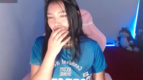 Snapshot of moonbella_bell chatting on December 7, 2024, 9:44 pm bell  online show from December 7, 2024, 9:44 pm