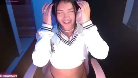 Snapshot of moonbella_bell chatting on December 21, 2024, 5:03 am bell  online show from December 21, 2024, 5:03 am