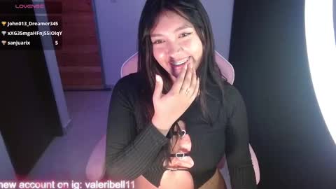 Snapshot of moonbella_bell chatting on January 22, 2025, 7:14 am bell  online show from January 22, 2025, 7:14 am