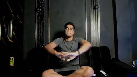 mr_maximo online show from November 18, 2025, 11:15 pm