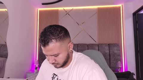 MIKEE online show from May 26, 2026, 3:02 am