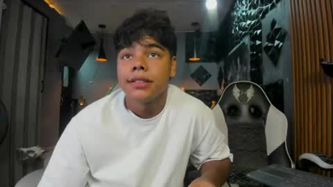 Snapshot of mr_mois chatting on June 17, 2026, 5:21 am mr_mois online show from June 17, 2026, 5:21 am