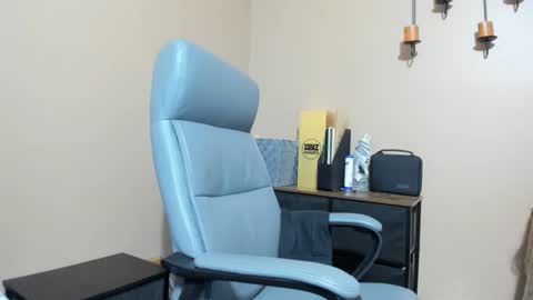 mromg007 online show from November 18, 2025, 4:11 pm