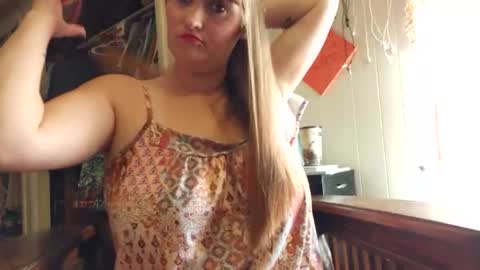 Snapshot of mrsluna19 chatting on October 15, 2025, 3:01 pm MrsLuna19 online show from October 15, 2025, 3:01 pm