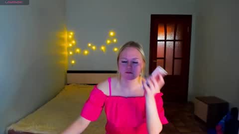 Snapshot of ms_karina_rus chatting on December 21, 2024, 2:37 pm online show from December 21, 2024, 2:37 pm