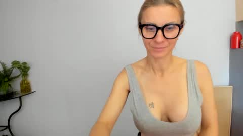 LOVELY JULIA  Peter DAY online show from December 9, 2024, 10:54 am