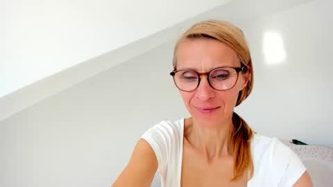 LOVELY JULIA  Peter DAY online show from May 22, 2026, 7:37 am