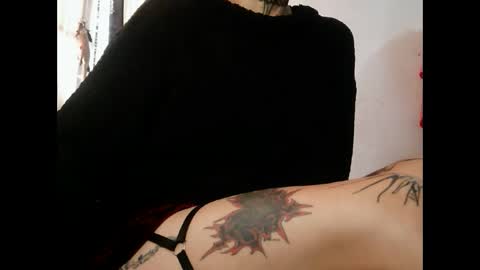 Snapshot of muscle_mommyy chatting on September 16, 2025, 8:32 pm arami online show from September 16, 2025, 8:32 pm