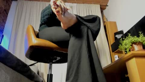 Lola online show from November 25, 2025, 8:31 pm