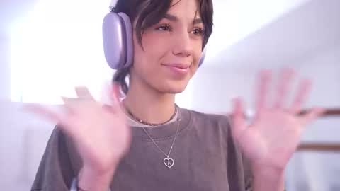 Snapshot of mystica_ chatting on October 1, 2025, 7:36 am MILLI online show from October 1, 2025, 7:36 am