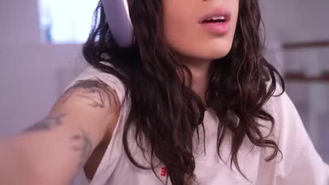 Snapshot of mystica_ chatting on October 27, 2025, 9:46 am MILLI online show from October 27, 2025, 9:46 am