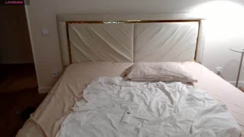 mysticsirenn online show from February 3, 2025, 9:08 am