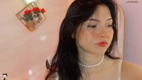 naamah_b online show from October 10, 2025, 1:54 pm