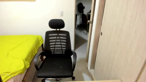 independent model online show from April 3, 2026, 11:36 pm