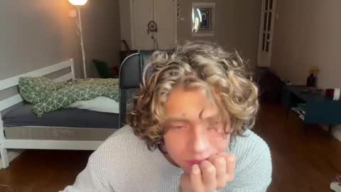 Snapshot of namiraaxel chatting on February 22, 2025, 7:36 pm Georges online show from February 22, 2025, 7:36 pm