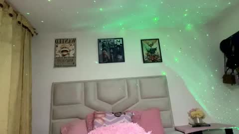 NamiThompson online show from September 12, 2025, 12:22 am