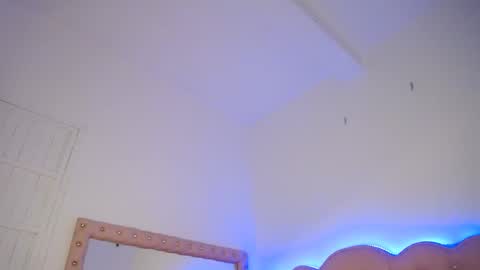 naomi_shayk online show from April 16, 2026, 9:39 pm