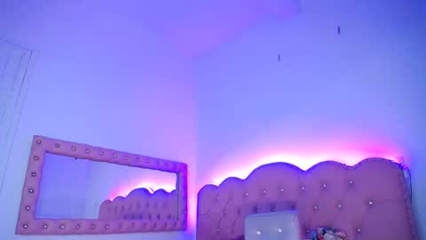 naomi_shayk online show from May 14, 2026, 7:31 pm